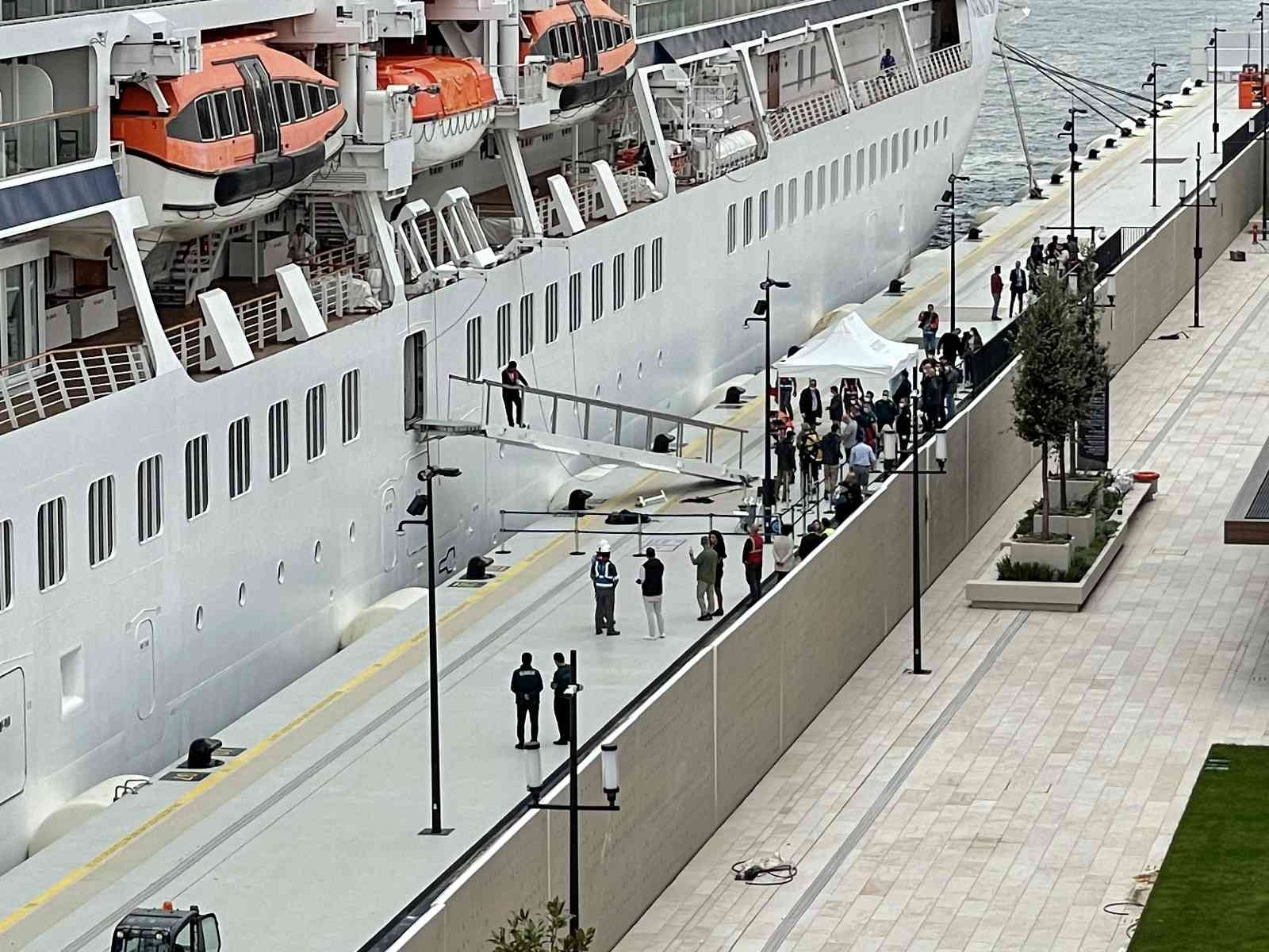 2021/10/galataport-istanbula-ikinci-yolcu-gemisi-demir-atti-20211015AW44-1.jpg