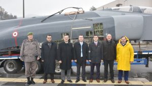 Alınan F-4 savaş uçağı karayolu ile Kızılcahamam'a getirildi