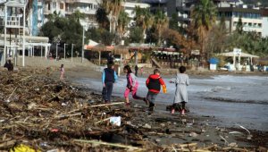 Antalya'da fırtına, sahili çöplüğe çevirdi