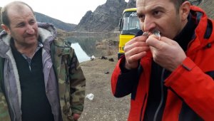 Barajda tuttuğu balığı çiğ yedi