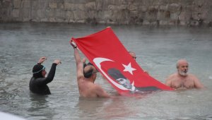 Herkes üşüdü, onlar yüzdü
