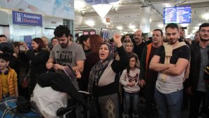 İranlı yolculardan Atatürk Havalimanı'nda protesto
