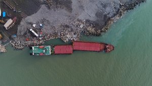 Karaya oturarak ikiye bölünen gemi havadan görüntülendi