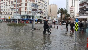 Kordon'da deniz taştı, hayat felç oldu