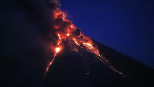 Mayon yine lav püskürdü, 26 bin köylü tahliye edildi