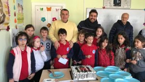 Minik yüzücü ödüllendirildi