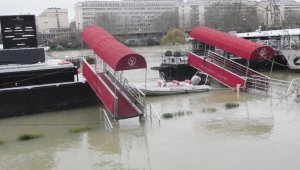 Paris'te Seine Nehri taşma sınırına geldi