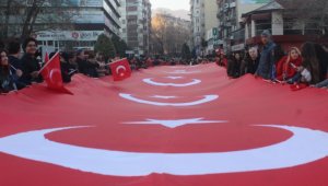 Sarıkamış Harekatı'nı dev Türk bayrağı taşıyarak andılar