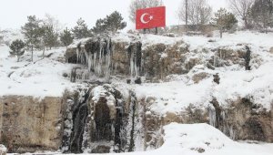 Sivas'ta şelale buz tuttu