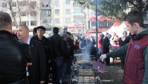 Tezgahta kilosu 25 lira olan hamsi bedava dağıtılınca izdiham yaşandı