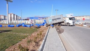 Tren tonlarca kimyasal madde yüklü tıra çarptı