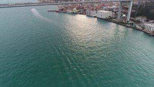 Turkuaz rengine bürünen İstanbul Boğazı hayran bıraktı