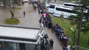 Uludağ'da kar yolları kapadı, tatilciler teleferiğe hücum etti