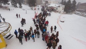 Uludağ'da metrelerce telesiyej kuyruğu