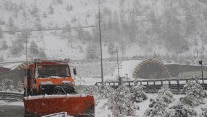 Bolu Dağı'nda kar yağışı etkili oluyor