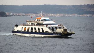 Bozcaada'da feribot seferlerine fırtına engeli