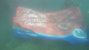 Dalgıçlar deniz dibinde Mehmetçik pankartı açtı