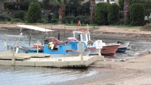 Deniz çekildi, balıkçı tekneleri karaya oturdu