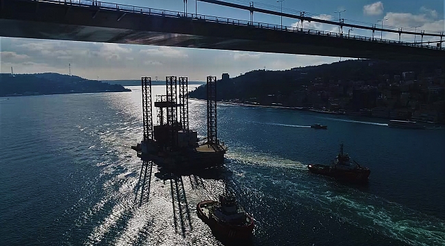 Dev petrol platformunun boğazdan geçişi havadan görüntülendi