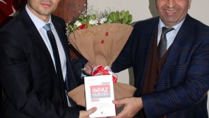 Genç savcıdan "İnfaz Hukuku" kitabı