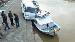 İlginç kaza...Minibüs balıkçı teknesine çarptı