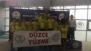 Küçük yüzücüler kürsünün sahibi