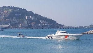 Kuşadası Körfezi'nde arızalanan teknedeki 3 kişi kurtarıldı
