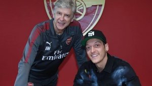 Mesut Özil imzayı attı, Arsenal tarihine geçti