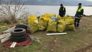 Sapanca Gölü kıyısından 250 torba çöp toplandı