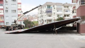 Şiddetli rüzgar, binanın çatısını uçurdu