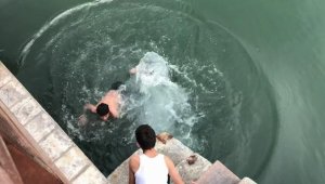 Şubat ayında soğuğa rağmen denize girdiler