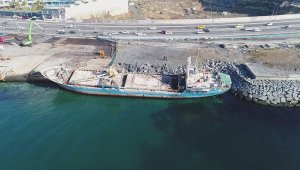 Zeytinburnu'nda karaya oturan gemi havadan görüntülendi