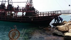 Antalya'da 25 yolcusu bulunan tur teknesi kayalıklara çarptı