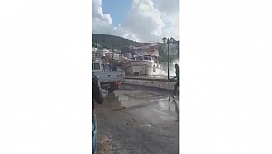 Batma tehlikesi geçiren tekneyi elleriyle tutmaya çalıştılar