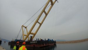 Çanakkale Köprüsü'nde çalışacak dev vinç Bandırma'ya demirledi