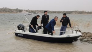 "Frig Vadisi Turizmini Geliştirme Projesi" kapsamında Emre Gölü'ne tekne bırakıldı