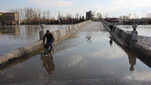 Genç-yaşlı herkes Tunca Nehri'ne akın etti