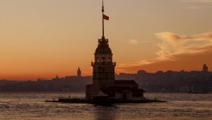 İstanbul'da gün batımı kartpostallık görüntüler oluşturdu