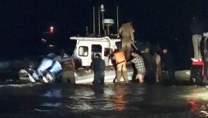 Sahile vuran Sahil Güvenlik botunu balıkçılar ve köylüler kurtardı