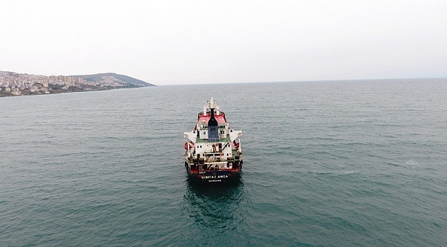 Sinop'ta patlama olan gemi liman yakınlarına demirledi