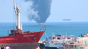 Ticari gemi Somali açıklarında alev aldı