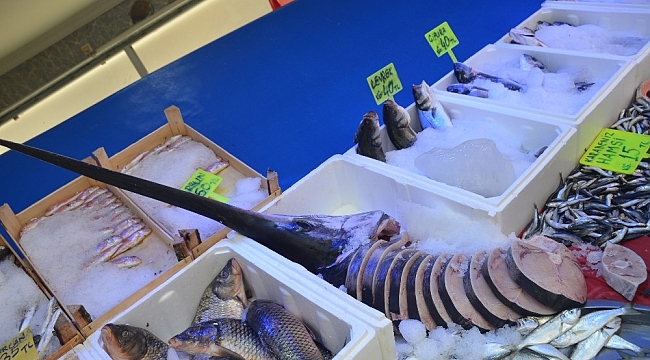 35 kiloluk kılıç balığı 2 saatte tükendi