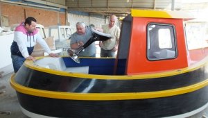 Burhaniye'de 40 yıllık tekne ustası mini tugboat yapımına başladı