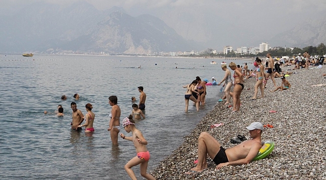 Antalya'da yağmurun ardından deniz keyfi