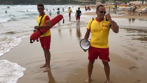 Dalgalara aldırış etmeyen vatandaşlar düdük ve megafonla uyarıldı