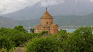 Tarihi Akdamar Adası'na ziyaretçi akını