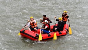 Tunceli'de tabuları yıkan Vali bu kez rafting yaptı