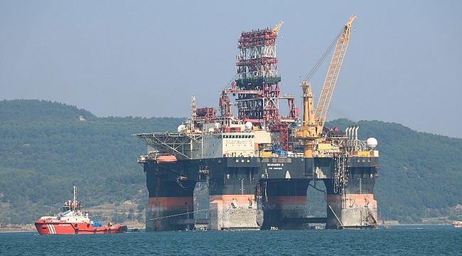 Dev platform Çanakkale Boğazı'ndan geçti