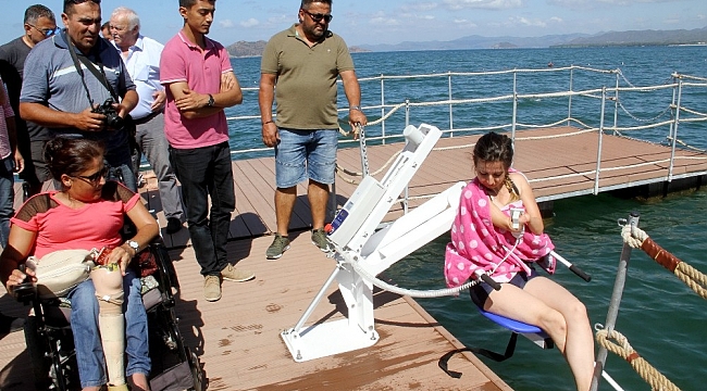 Engelliler için yüzer güneşlenme terası yapıldı