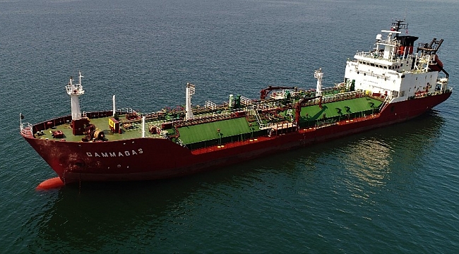 Kuru yük gemisiyle çarpışan LPG tankeri havadan görüntülendi